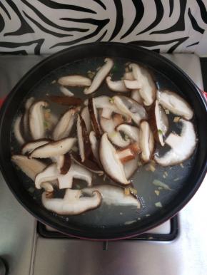 加入香菇片。