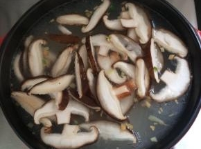 加入香菇片。
