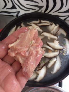 加入腌制好的鸡肉