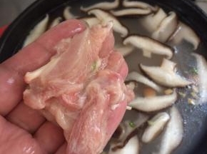 加入腌制好的鸡肉