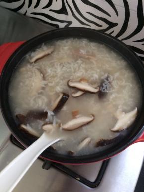 快速用勺子搅拌均匀，盖上盖子继续煮。