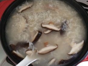 快速用勺子搅拌均匀，盖上盖子继续煮。