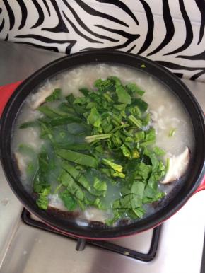 最后放入盐，胡椒粉，还有切碎的菠菜。