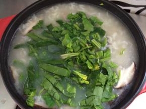 最后放入盐，胡椒粉，还有切碎的菠菜。