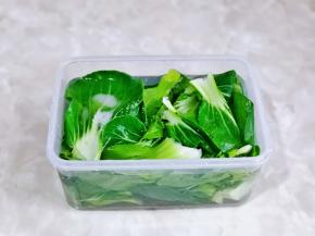 青菜去根，冲洗干净盐水泡10分钟。