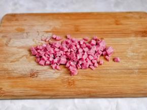 香肠切丁。