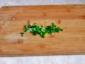 小葱去皮洗干净切葱花。