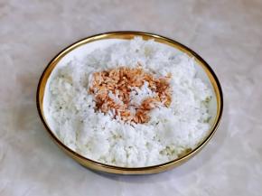 米饭中加入2勺生抽。