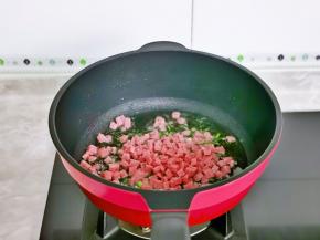 再加入香肠丁翻炒2分钟。