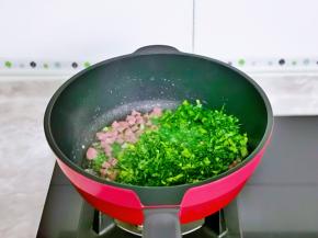 加入切好的青菜翻炒均匀。