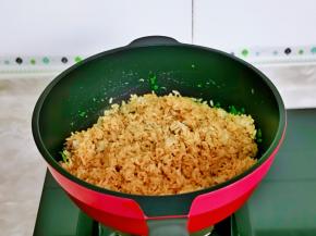 加入酱油米饭。