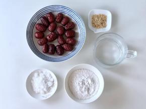 准备好食材，我用的是若羌灰枣，大小和甜度都刚刚好。