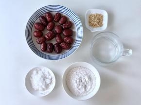 准备好食材，我用的是若羌灰枣，大小和甜度都刚刚好。
