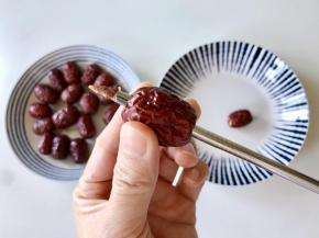 用不锈钢的吸管从红枣的一端插入，从另一端把枣核顶出来，吸管要很硬的，软的不行。如果没有合适的吸管，就用剪刀去核吧，从一侧剪开再去核，注意不要剪断。