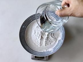 把温糖水多次少量的慢慢加入糯米粉里，不要一次性倒入太多，因为大家用到的糯米粉的吸水性可能不太一样。