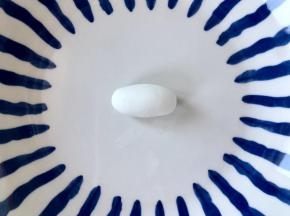 取5～6克的糯米粉团，揉成图中的形状，具体大小根据红枣的大小来调整，能塞进红枣为宜。
