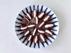 同样的方法把所有的红枣中间都塞进糯米团，在盘子里码好。