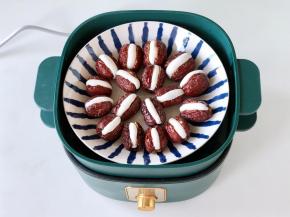 蒸煮锅上放上蒸笼，把盘子放入蒸笼。