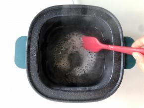 蒸煮锅里留100克左右的热水，加入两勺白砂糖，加热两三分钟煮成糖水。