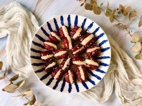 把糯米红枣倒入糖水中滚一圈，如果不想破坏糯米红枣在盘子里的造型，也可以把糖水直接浇到红枣糯米上，这样看起来光泽度会更好，最后撒上熟白芝麻即可。