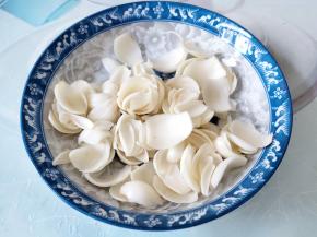 新鲜百合切去根部和尖尖焦枯的部分，掰开一片片的，清洗干净。