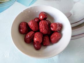 红枣干洗干净，放多少随自己喜好，但也不要太多。三个人我放了15颗，因为还有其它料。