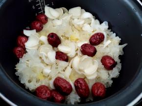 将百合、银耳和红枣放入电饭煲中。