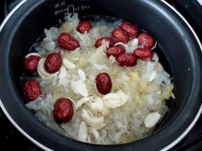 加入1.5-2倍的水量，煮1小时。