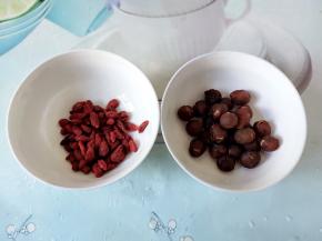 桂圆干剥好，枸杞干洗干净备用。