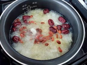 在最后10分钟的时候，加入桂圆干和枸杞干，还有冰糖，搅匀，盖上继续煮完最后的时间就可以了。