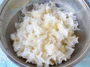 新鲜银耳摘去菌脚，撕成小块，冲洗干净，晾一会。