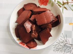 猪血清洗一下，切成块备用！