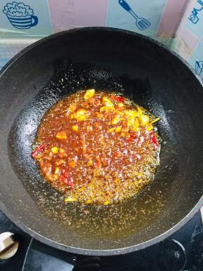 起锅烧油放入蒜瓣，生姜，干辣椒爆香，再放入郫县豆瓣酱炒出红油！