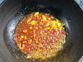 起锅烧油放入蒜瓣，生姜，干辣椒爆香，再放入郫县豆瓣酱炒出红油！