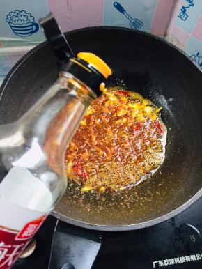 放入一勺生抽！