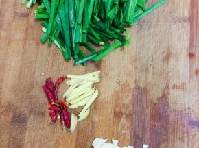 韭菜洗净切成段，干辣椒切段，生姜切丝，蒜瓣拍碎切丁备用！