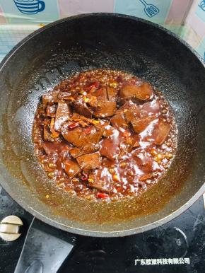 放入猪血中火慢炖5分钟！