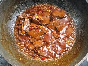 放入猪血中火慢炖5分钟！