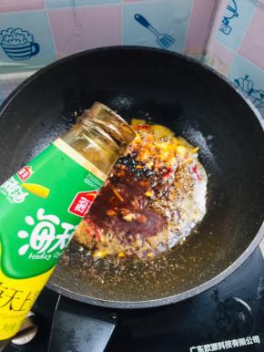 放入一勺生抽！