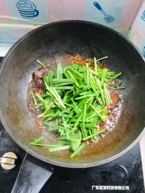放入韭菜段翻炒均匀！