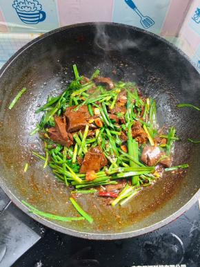 起锅前放入适量的鸡精调味即可！