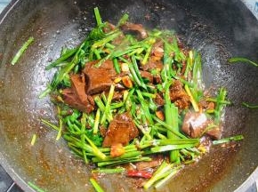 起锅前放入适量的鸡精调味即可！