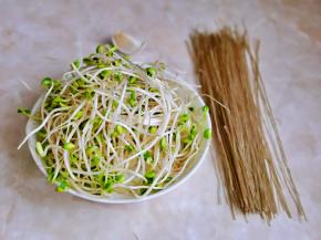 准备食材，量可以根据个人胃口增减，大蒜去皮切碎，豆芽洗干净。