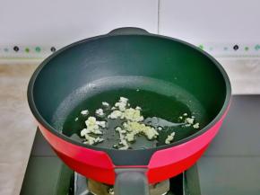 还起油锅，加入蒜末炒香。