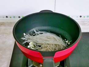 再加入泡软的粉条。