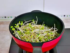 加入洗干净的豆芽。