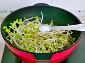 按个人口味加入盐。