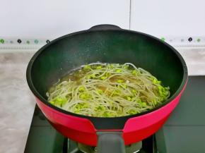 豆芽熟后大火收汁，汤汁不要收干，有点汤汁更好吃。