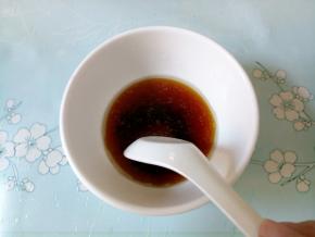 取一个小碗，加1汤匙生抽、1汤匙蚝油，半汤匙玉米油和1汤匙凉白开拌匀，做酱汁。