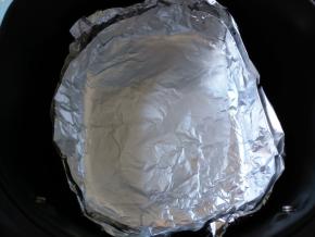 用两层锡纸折成盘子状，放进空气炸锅的炸篮内，表面刷一层油。